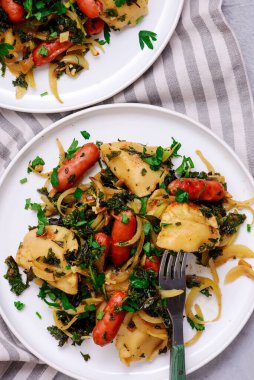 Sosisli ve sebzeli Pierogi. seçici odak