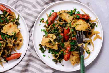 Sosisli ve sebzeli Pierogi. seçici odak