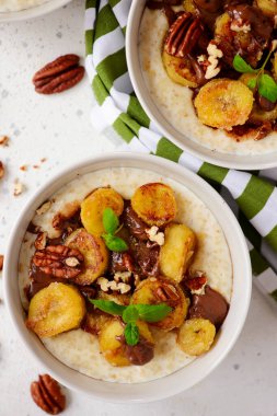 Karamelli muzlu yulaf ezmesi ve seçici odak noktasına çikolata. Üst veiw