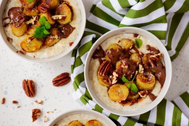 Karamelli muzlu yulaf ezmesi ve seçici odak noktasına çikolata. Üst veiw