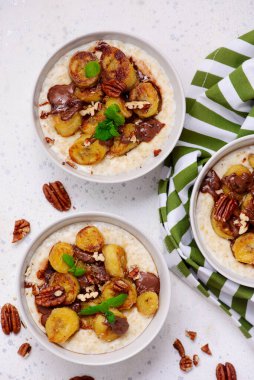 Karamelli muzlu yulaf ezmesi ve seçici odak noktasına çikolata. Üst veiw