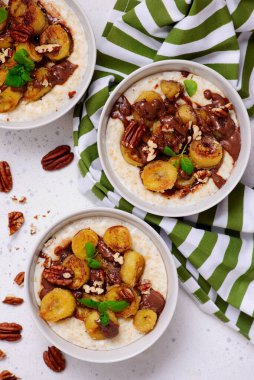 Karamelli muzlu yulaf ezmesi ve seçici odak noktasına çikolata. Üst veiw