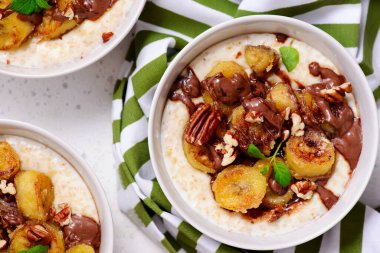 Karamelli muzlu yulaf ezmesi ve seçici odak noktasına çikolata. Üst veiw
