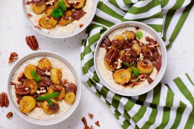 Karamelli muzlu yulaf ezmesi ve seçici odak noktasına çikolata. Üst veiw