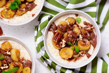 Karamelli muzlu yulaf ezmesi ve seçici odak noktasına çikolata. Üst veiw