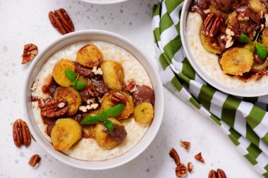 Karamelli muzlu yulaf ezmesi ve seçici odak noktasına çikolata. Üst veiw