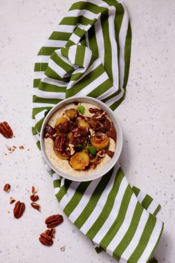 Karamelli muzlu yulaf ezmesi ve seçici odak noktasına çikolata. Üst veiw