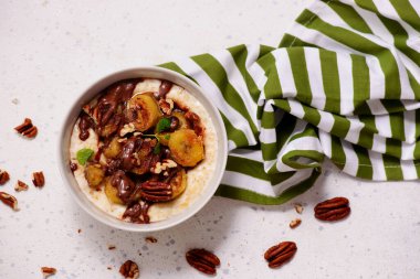 Karamelli muzlu yulaf ezmesi ve seçici odak noktasına çikolata. Üst veiw