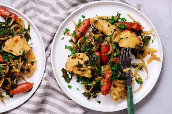 Sosisli ve sebzeli Pierogi. seçici odak