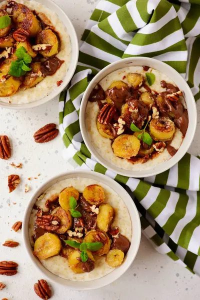 Karamelli muzlu yulaf ezmesi ve seçici odak noktasına çikolata. Üst veiw