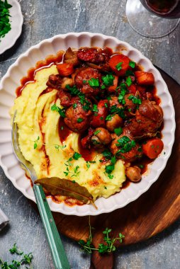 Coq au vin tavuklu köfteler ve patates püresi.