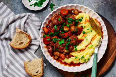 Coq au vin tavuklu köfteler ve patates püresi.
