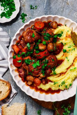 Coq au vin tavuklu köfteler ve patates püresi.