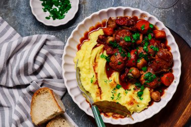 Coq au vin tavuklu köfteler ve patates püresi.