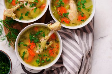 Pişmiş tavuk ve limonlu sebze çorbası. Tavuklu sarılma. Seçici odak noktası.