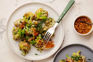 Füme uskumru ve kerevizli patates salatası. Stil sarılma. Seçici odaklanma.