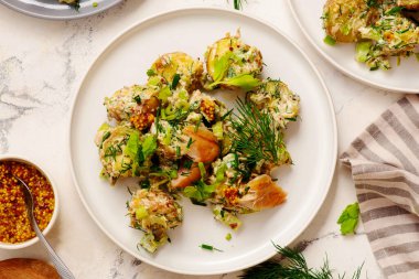 Füme uskumru ve kerevizli patates salatası. Stil sarılma. Seçici odaklanma.