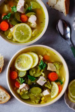 Pişmiş tavuk ve limonlu sebze çorbası. Tavuklu sarılma. Seçici odak noktası.