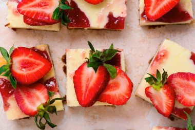 Çilekli cheesecake barları. Üst düzey veiw usulü sarılma. Seçici odaklanma.