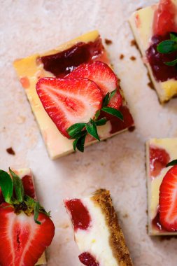 Çilekli cheesecake barları. Üst düzey veiw usulü sarılma. Seçici odaklanma.