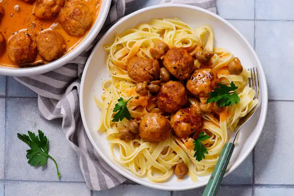 Tavuk köfteli biftek ve makarna. Üst seçici odak noktası