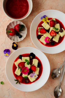 Çilek soslu Curd Lazy hamur tatlısı. Stil sarılması. Seçici odaklanma.