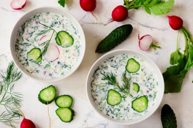 Okroshka, masada geleneksel bir Rus soğuk çorbası. Üst veiw