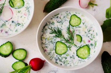 Okroshka, masada geleneksel bir Rus soğuk çorbası. Üst veiw