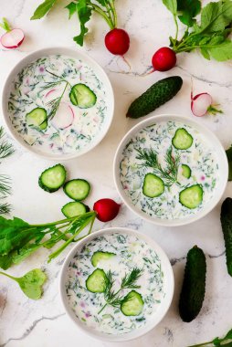 Okroshka, masada geleneksel bir Rus soğuk çorbası. Üst veiw