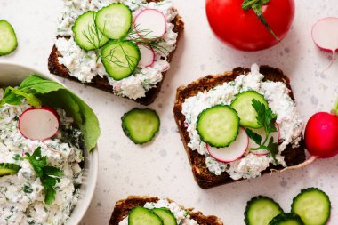 Süzme peynirli, otlu ve turplu kanepeler. Üst görünüm. Seçici odak