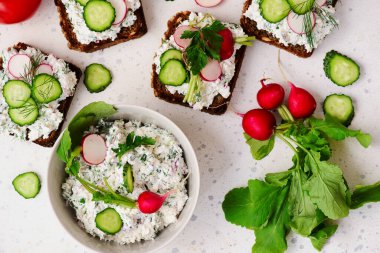 Süzme peynirli, otlu ve turplu kanepeler. Üst görünüm. Seçici odak