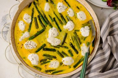 Kuşkonmaz ve tavada keçi peynirli omlet, avokado ve yeşil salata. Üst düzey seçici odak