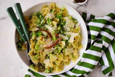 Brokoli, ançüez ve parmesanlı makarna. - Evet. Üst düzey. Seçici odaklanma