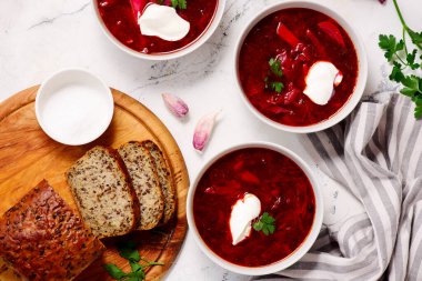 Kâselerde ekşi kremalı Ukrayna çorbası. En iyi sarılma şekli. Seçici odaklanma.