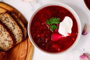 Kâselerde ekşi kremalı Ukrayna çorbası. En iyi sarılma şekli. Seçici odaklanma.