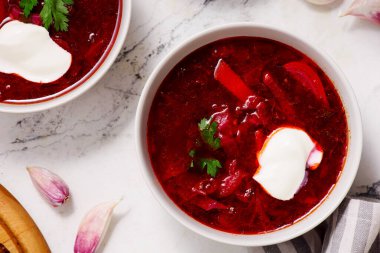 Kâselerde ekşi kremalı Ukrayna çorbası. En iyi sarılma şekli. Seçici odaklanma.