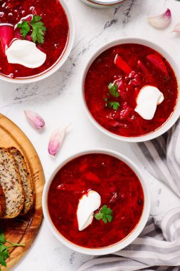 Kâselerde ekşi kremalı Ukrayna çorbası. En iyi sarılma şekli. Seçici odaklanma.