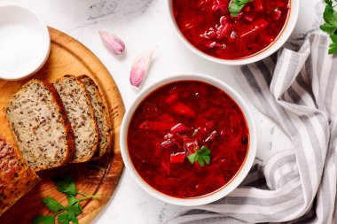 Kâselerde ekşi kremalı Ukrayna çorbası. En iyi sarılma şekli. Seçici odaklanma.