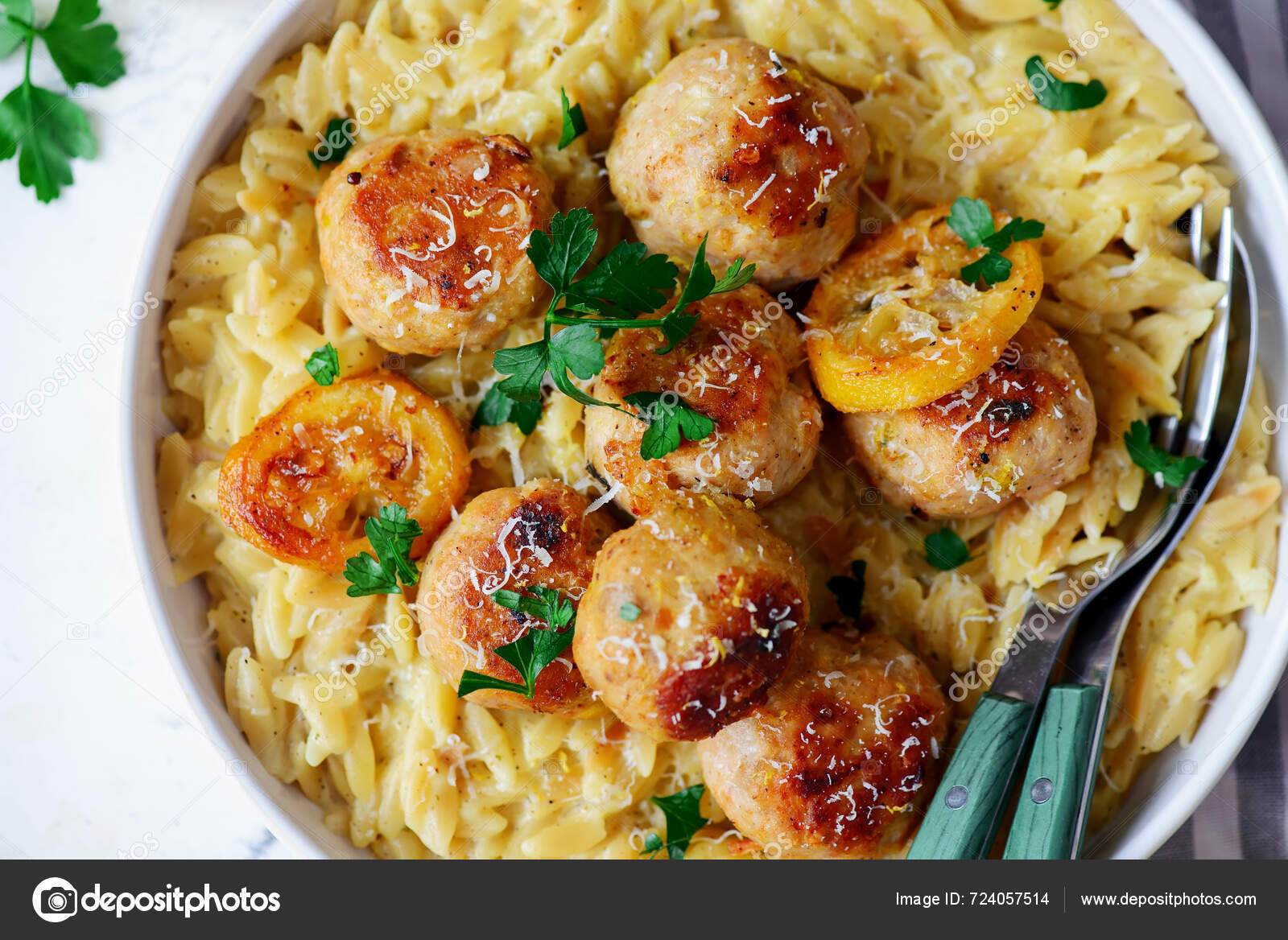 Gebackene Zitronenbutter Hühnerfrikadellen Mit Cremigem Orzo Top Veiw ... Gebackene Zitronenbutter Hühnerfrikadellen Mit Cremigem Orzo Top Veiw ...