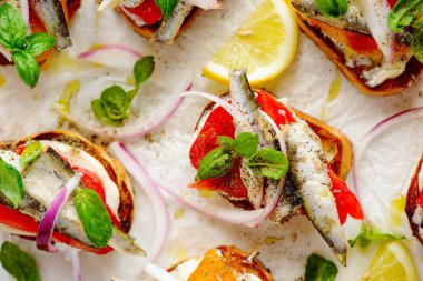 Sardalyeli crostini, domates, mayonez ve fesleğen. Üst düzey seçici odak