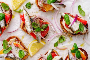 Sardalyeli crostini, domates, mayonez ve fesleğen. Üst düzey seçici odak