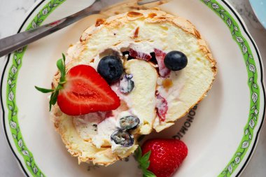 Kremşantili kremalı krema rulosu tabakta. Üst tabakta. Seçici odak noktası.