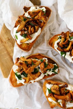 Peynir ve kızarmış mantarlar... tarz sarılması. Seçici odaklanma.