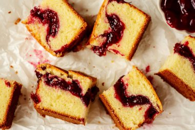 Ev yapımı vişneli turta dilimleri stil kucaklaşması.