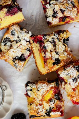 İsveç böğürtlenli turta, dilimlenmiş ve üzerine pudra şekeri serpiştirilmiş.