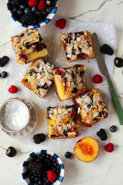 İsveç böğürtlenli turta, dilimlenmiş ve üzerine pudra şekeri serpiştirilmiş.