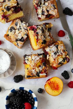 İsveç böğürtlenli turta, dilimlenmiş ve üzerine pudra şekeri serpiştirilmiş.