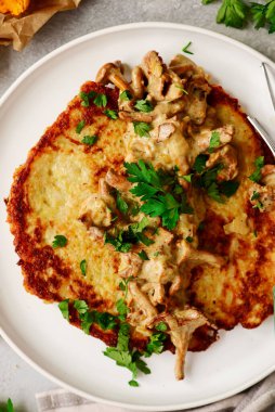 Kremalı chanterelle soslu patatesli gözleme. Polonya mutfağı. En üst veiw. seçici odak