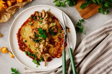 Kremalı chanterelle soslu patatesli gözleme. Polonya mutfağı. En üst veiw. seçici odak