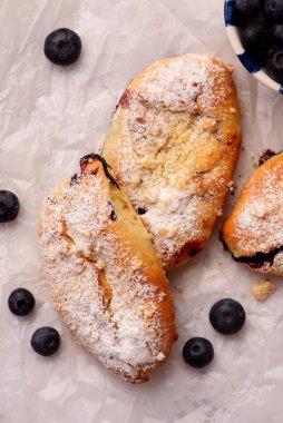 Yaban mersinli Polonya tatlısı ve üzerine pudra şekeri serpiştirilmiş streusel turtası. Stil sarılma.